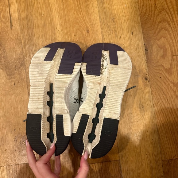 On Clouds Running Shoes - Picture 3 of 6